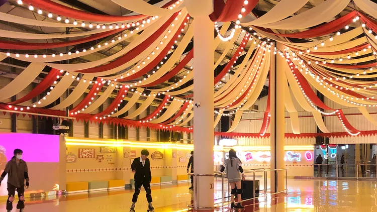 Roller186高雄滑輪場楠梓館，採馬戲團風格