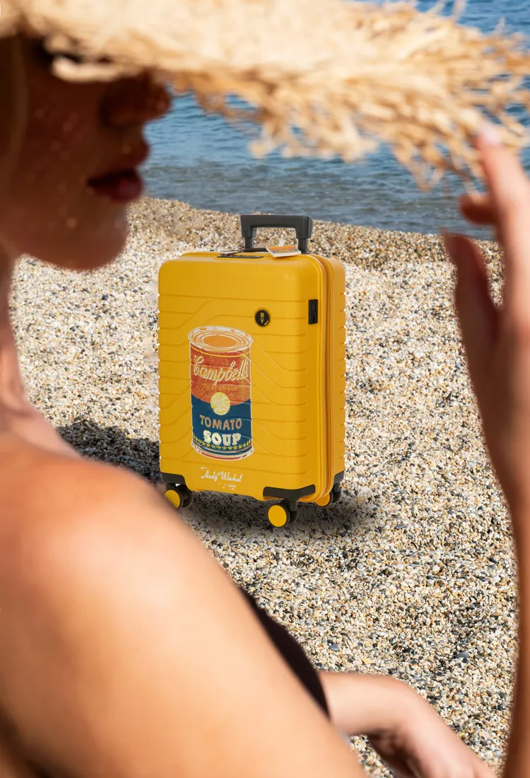 聯名款以《康寶湯罐頭》（Campbell's Soup Cans）作為行李箱主角。品牌提供