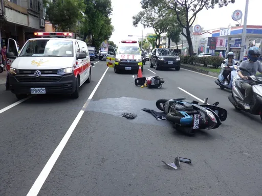 路邊起步都沒看!台中2機車相撞 油漬再害第3車摔倒