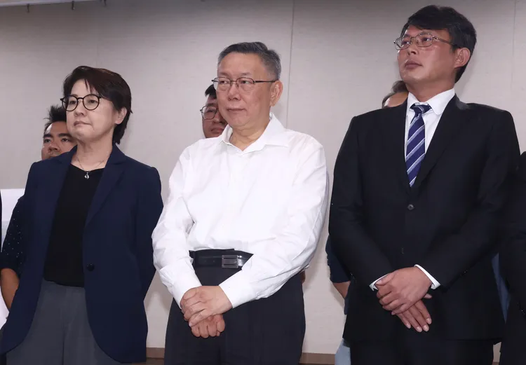 民眾黨黨主席柯文哲（中）宣布請假三個月，北市議員游淑慧則在昨日就提出此建議。彭欣偉攝