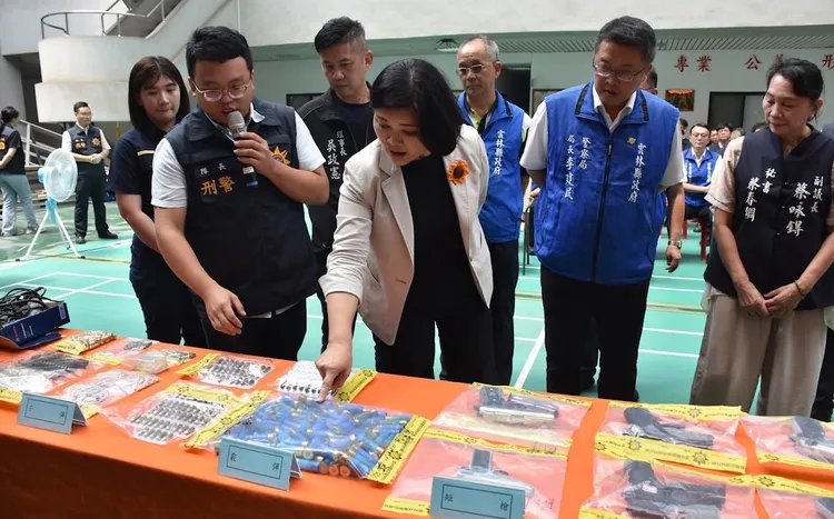 雲林縣長張麗善出席破案記者會，並頒發破案獎金。警方提供