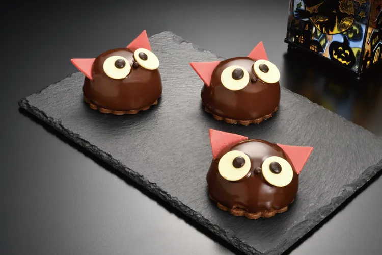 「小魔女貓貓慕斯」香橙果泥堆疊黑巧克力慕斯與餅乾，豐富層次打造華麗口感。業者提供