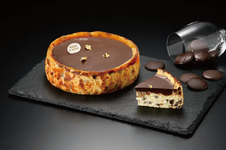 「貝可拉極濃巧克力巴斯克」巧克力流心的微苦滑順口感與鹹香濃郁的乳酪交織。業者提供