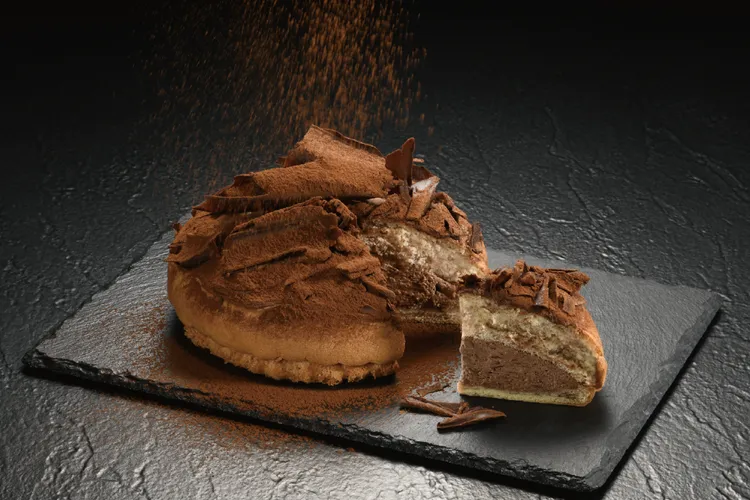 巧克力奶蓋波士頓堆疊貝可拉55%巧克力脆片及大理石紋，蓬鬆柔軟波士頓蛋糕體打造奢華層次。業者提供
