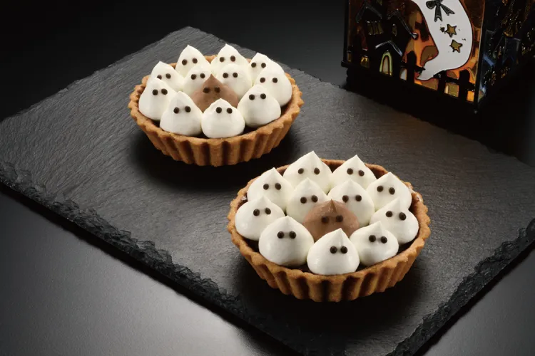 「迷你鬼精靈派對-貝可拉73_巧克力塔」鹹香派塔包裹73%貝可拉巧克力甘納許及清爽奶霜。業者提供