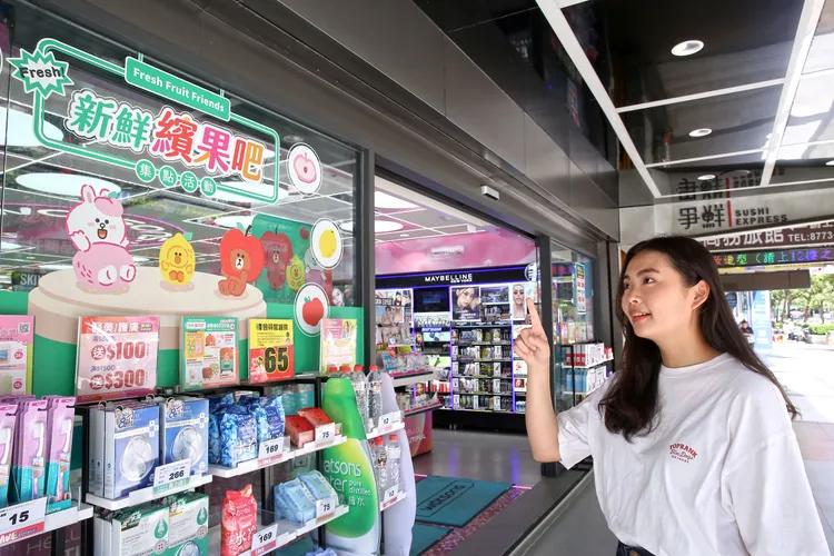 屈臣氏即日起至10/30於台北東區統領門市打造期間限定實體「新鮮繽果吧」。業者提供