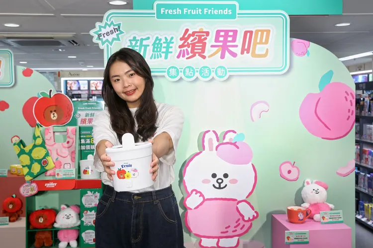 LINE FRIENDS三大人氣明星分別戴上蘋果、水蜜桃、檸檬的繽紛水果頭套融入屈臣氏「新鮮繽果吧」集點商品。業者提供