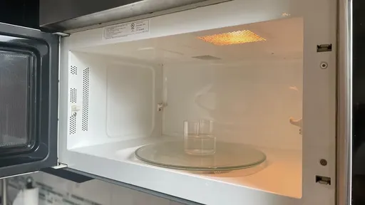 為什麼要在微波爐內放一小杯水?