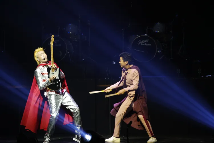 雷擎(右)與新人詹詠安對戲。月光音樂提供