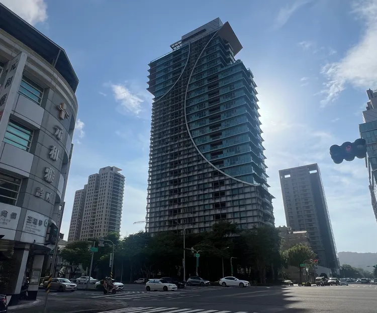 「高雄HH」出現單坪72萬元實登，目前與「京城天贊」，並列最高成屋豪宅，單價僅次皇苑「御皇苑」。葉家銘攝