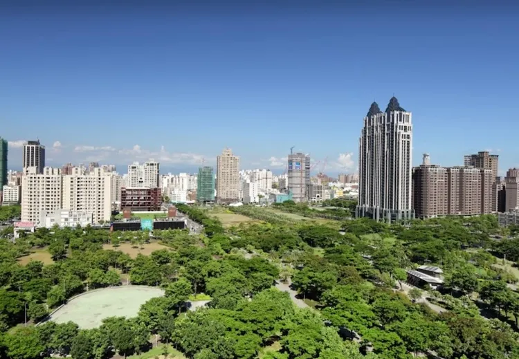 即便已銷售一段很長時間，但「京城天贊」仍持續創價銷售，據了解目前若單坪沒有超過65萬元，京城銷售策略屬惜售。京城提供