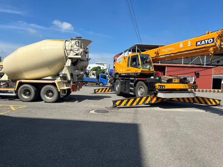 警消請來吊車支援，將混凝土車吊起，協助郭女屍體脫困。民眾提供