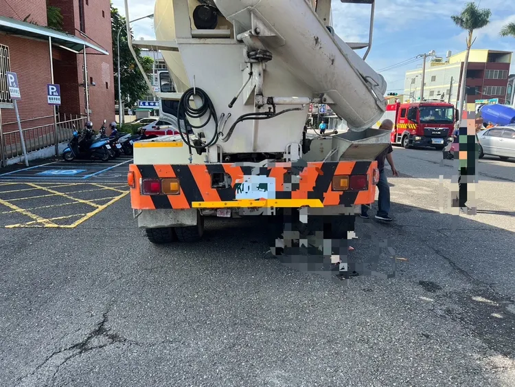 麻豆監理站內離奇車禍，代辦公司女員工被混凝土車輾過當場死亡。民眾提供
