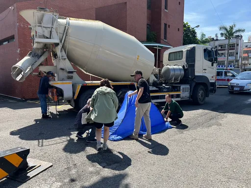 麻豆監理站內恐怖車禍 代辦女員工拆車牌!慘遭混凝土車輾爆頭亡