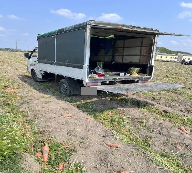 越南籍阮男找工人，台籍林男出小貨車接送移工上下班，當起非法仲介。台南市專勤隊提供