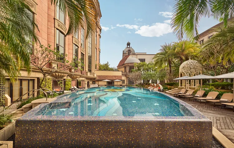 台北文華東方酒店的戶外游泳池充滿歐式庭園風情，是台北都會城市度假的一大亮點。泳池周圍花園環繞，氛圍悠閒，與歐式風格的酒店建築設計相得益彰，美不勝收。業者提供