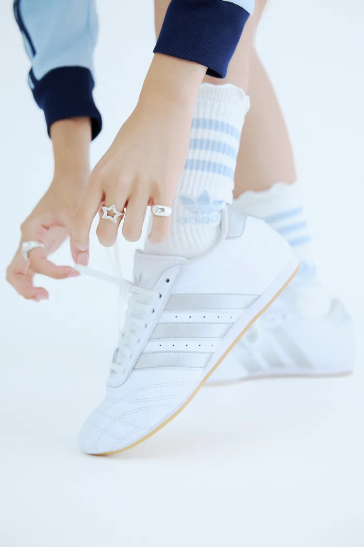 銀白色款的TAEKWONDO LACE能夠打造時尚造型。品牌提供