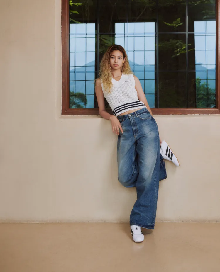 鄭好娟演繹白色的TAEKWONDO鞋款。品牌提供