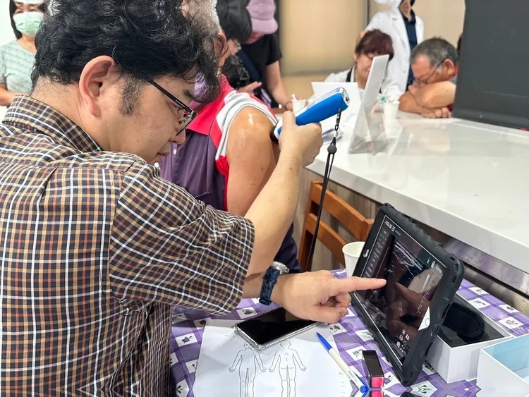 小港醫院為農友進行農民職業災害健檢與熱傷害、農藥危害等衛教。農業局提供