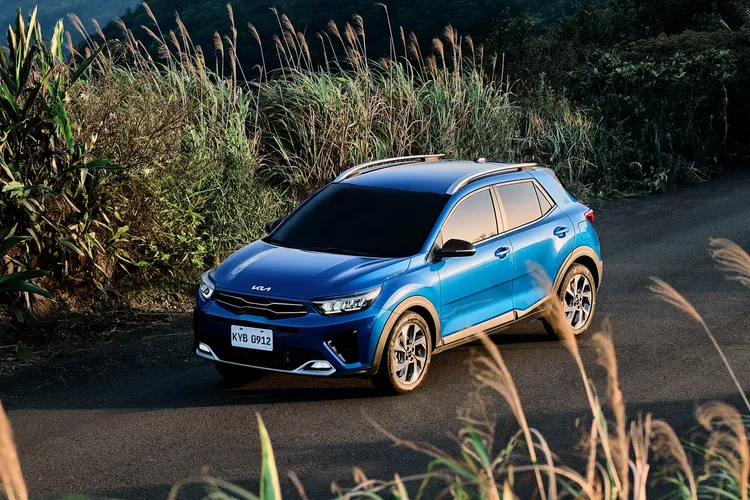 本月起全新25年式Stonic智慧油電跨界潮旅正式展開預售，預售期間更享總價值2萬元「潮旅預享方案」。業者提供