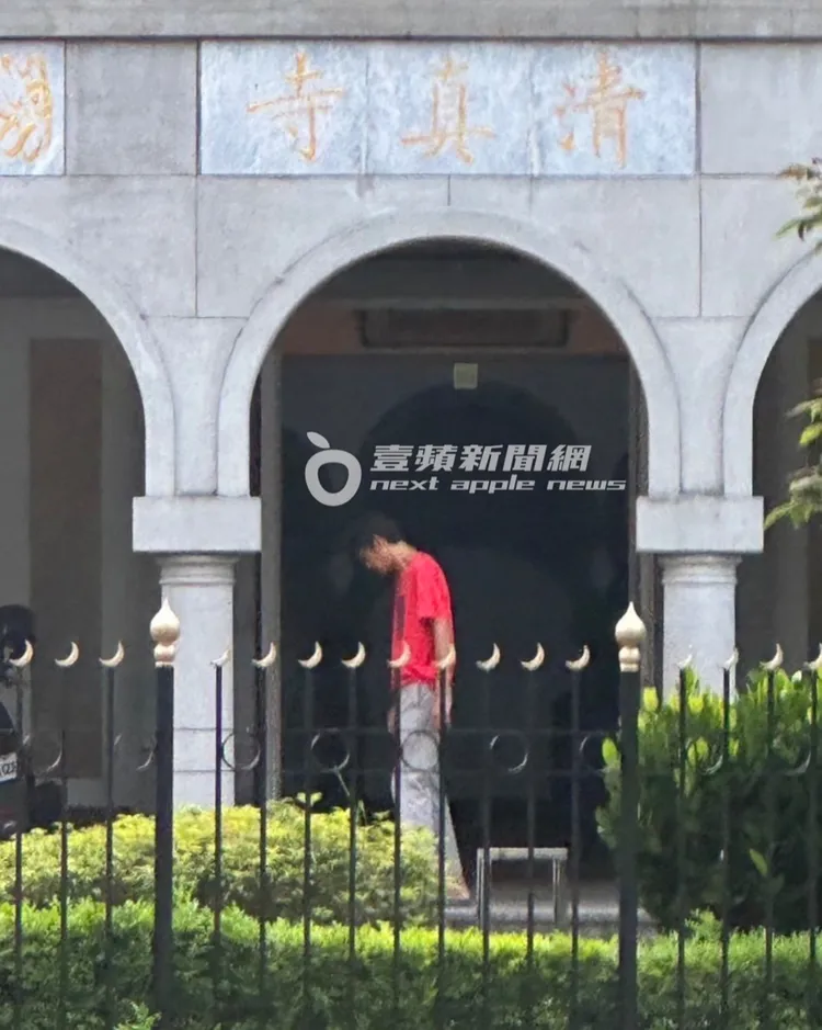 唐治平身穿紅衣現身台北清真寺。特勤中心攝