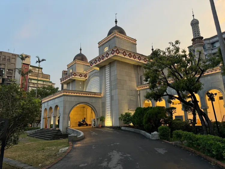 臺北清真寺建物採阿拉伯風格，主殿為圓頂，正面設拱圈迴廊，兩側有1對高聳的邦克樓，外觀優美。特勤中心攝