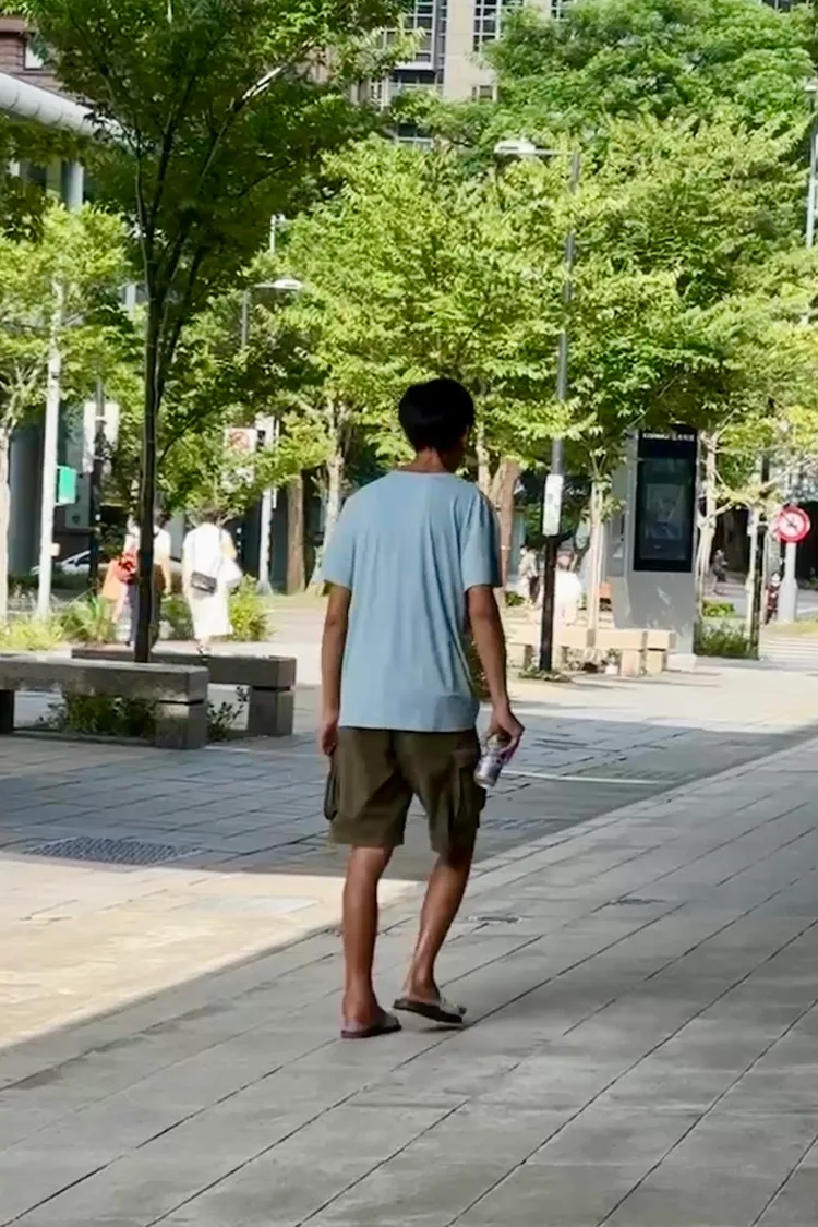 唐治平日前被民眾目擊左腳受傷，走路一跛一跛的現身信義商圈。讀者提供