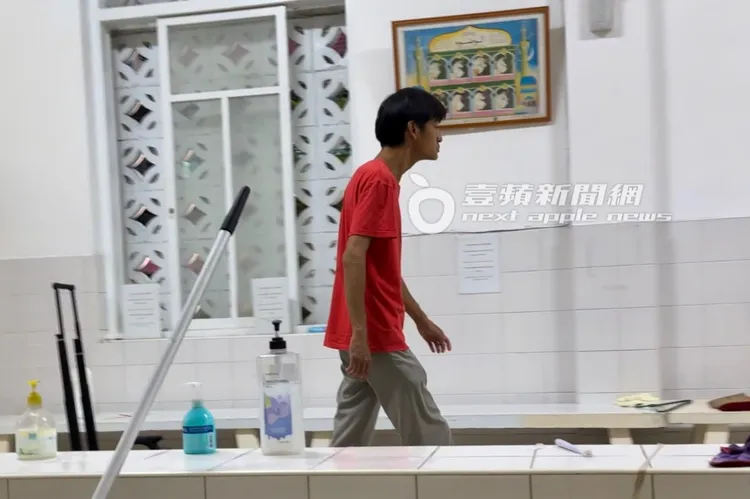 唐治平拖著沉重步伐前往盥洗室。特勤中心攝