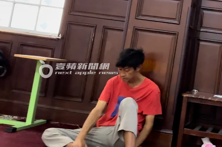 唐治平坐在清真寺大殿若有所思。特勤中心攝