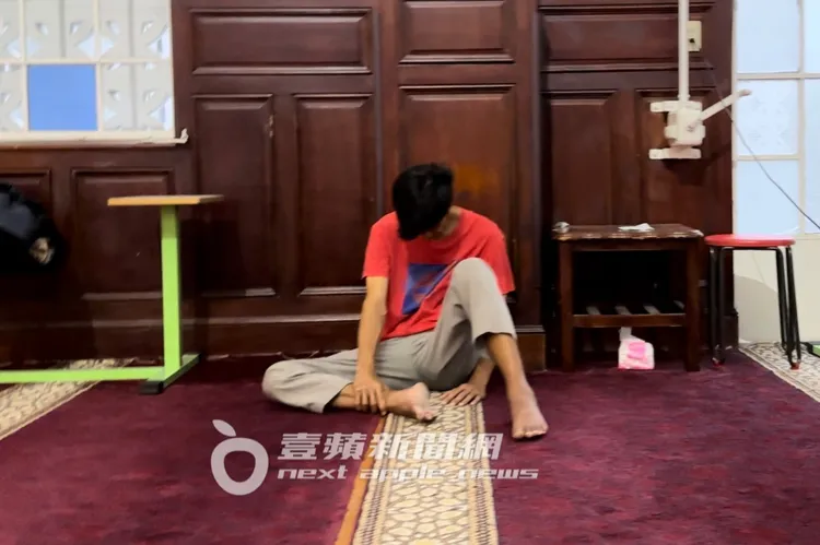 唐治平在清真寺大殿內坐著休息。特勤中心攝