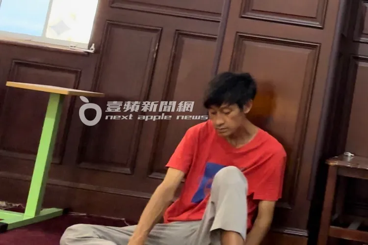 唐治平靠坐在地上，神情渙散。特勤中心攝