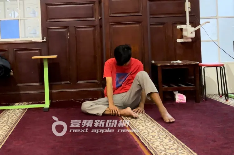 清真寺大殿內莊嚴清靜，唐治平休息許久。特勤中心攝