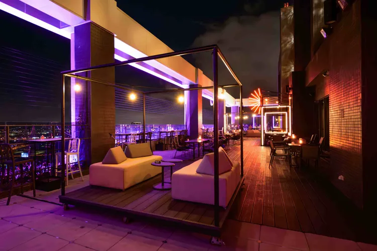 在台中豐邑MOXY酒店「Rooftop XOXO」80年代復古氛圍下，體驗酒精與美景皆醉人的快意時刻。業者提供
