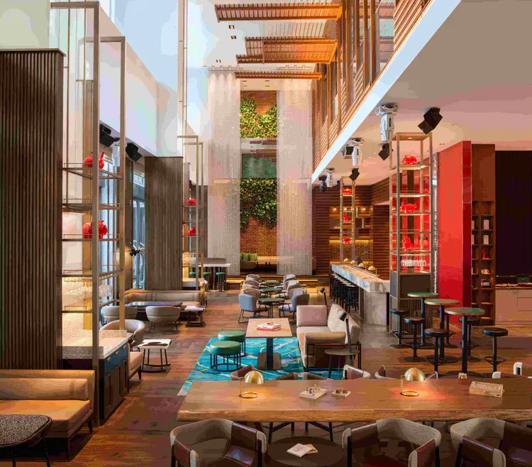 台北W飯店「WOOBAR」兼具白天閒適愜意與夜晚時髦動感的雙重風情。業者提供