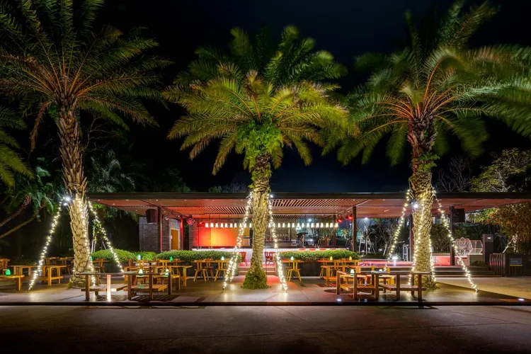 桃園大溪笠復威斯汀度假酒店南洋風情的戶外池畔吧。業者提供