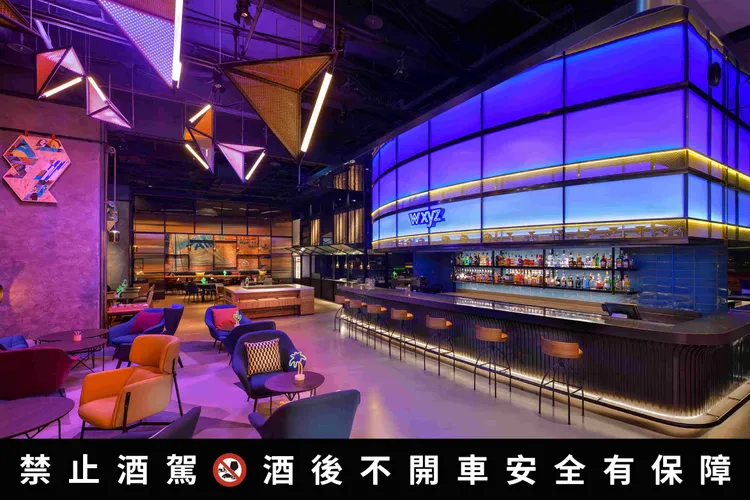 台南雅樂軒酒店「W XYZ Bar」每晚提供歌手駐唱，伴著輕柔音樂與限定特調，感受南台灣慢活步調。業者提供