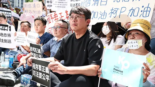 黃國昌率小草集結北檢 林俊憲:想被驅離當衝突受虐兒