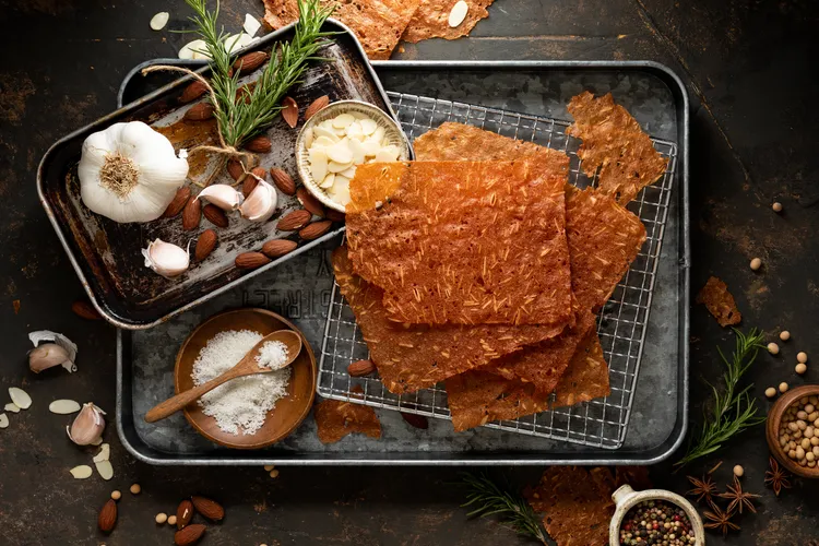 「杏仁豬肉脆紙」厚度僅 0.03cm，舖滿杏仁片，酥脆口感更有層次。業者提供