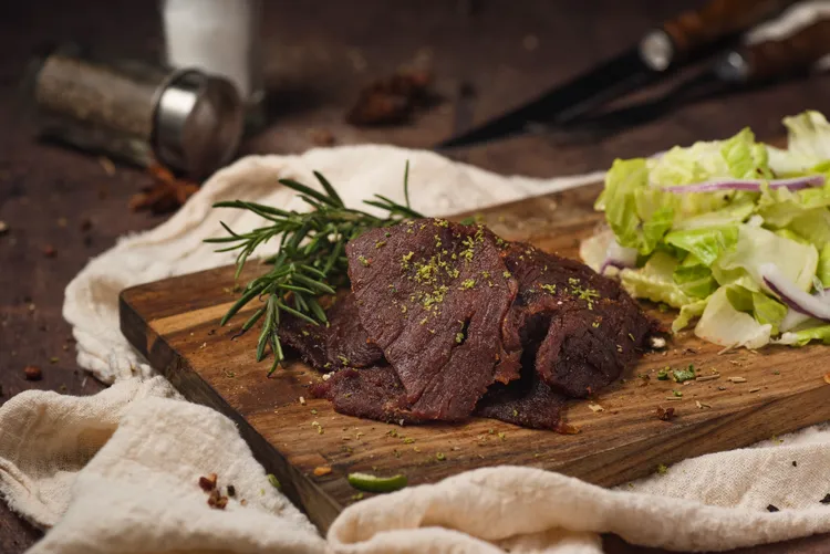 「柚子胡椒牛肉乾」以「順紋剪筋工法」手工剪去多餘牛筋，打造香嫩多汁又不卡牙的和牛級口感。業者提供