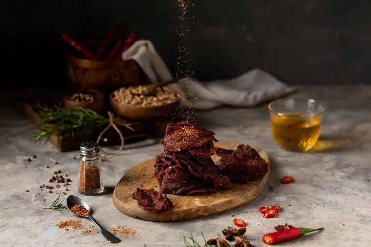 熱銷口味「日式辛口牛肉乾」採用澳洲無污染草飼牛稀有嫩肩里肌，漢方材料與日式辛料結合，賦予產品獨特的風味。業者提供