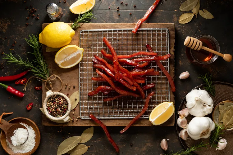 熱銷口味「古早味炙燒豬肉乾」選用正港台灣豬肉，將獨家密製醬汁與煙燻炭香完美融合。業者提供