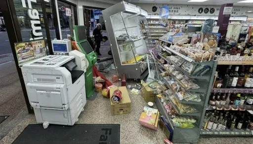 直直撞進去片!騎士疑疲勞駕駛衝超商 撞爆大門玻璃、冷藏櫃