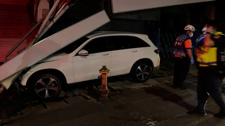 賓士車失控衝進民宅。翻攝畫面