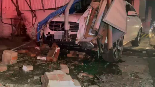 疑疲勞駕駛！深夜從恆春開回台南累壞了　賓士先撞分隔島再衝民宅