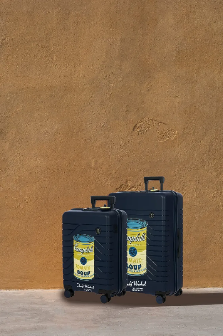 將大師最著名的《康寶湯罐頭》畫上旅行箱，三款旅行箱分別運用芒果黃、深海藍和黑色，與罐頭形成鮮明對比，普普風藝術活潑奔放的靈魂展現無遺。業者提供