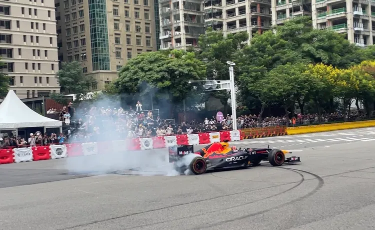 角田裕毅駕駛F1冠軍車RB8，在台中市政路表演甩尾燒胎，令全場5萬名觀眾為之沸騰。鮮明攝