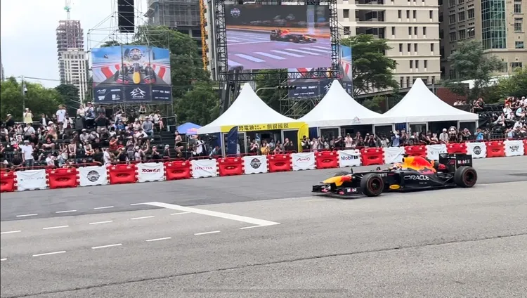 F1冠軍車RB8發出震耳欲聾的引擎聲，帶動全場氣氛。鮮明攝