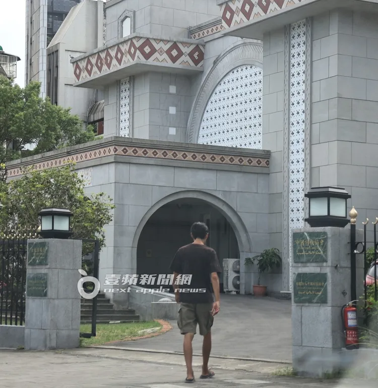 唐治平路上閒晃完，走進清真寺休息。特勤中心攝