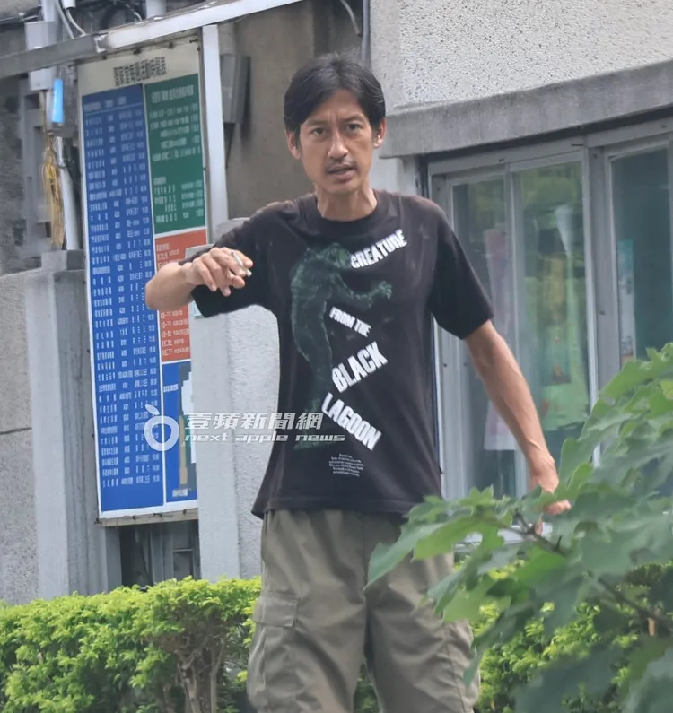 唐治平在路上自言自語。特勤中心攝