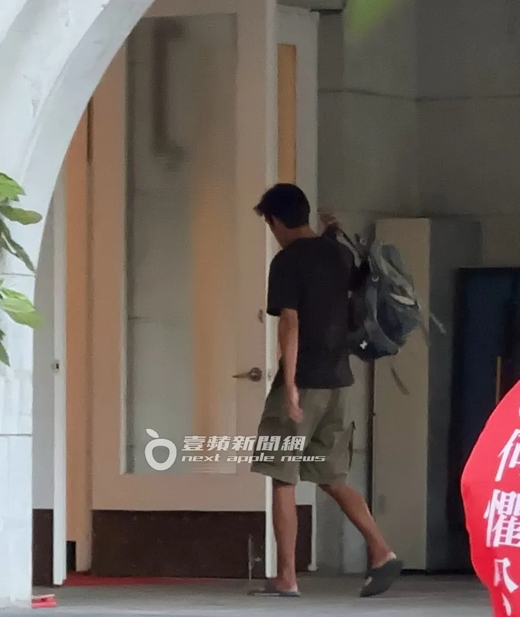 唐治平背著行囊到清真寺休息。特勤中心攝